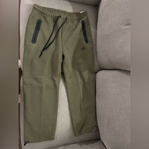 Brand New, Men’s Standard Fit, Straight legged, Nike sweatpants